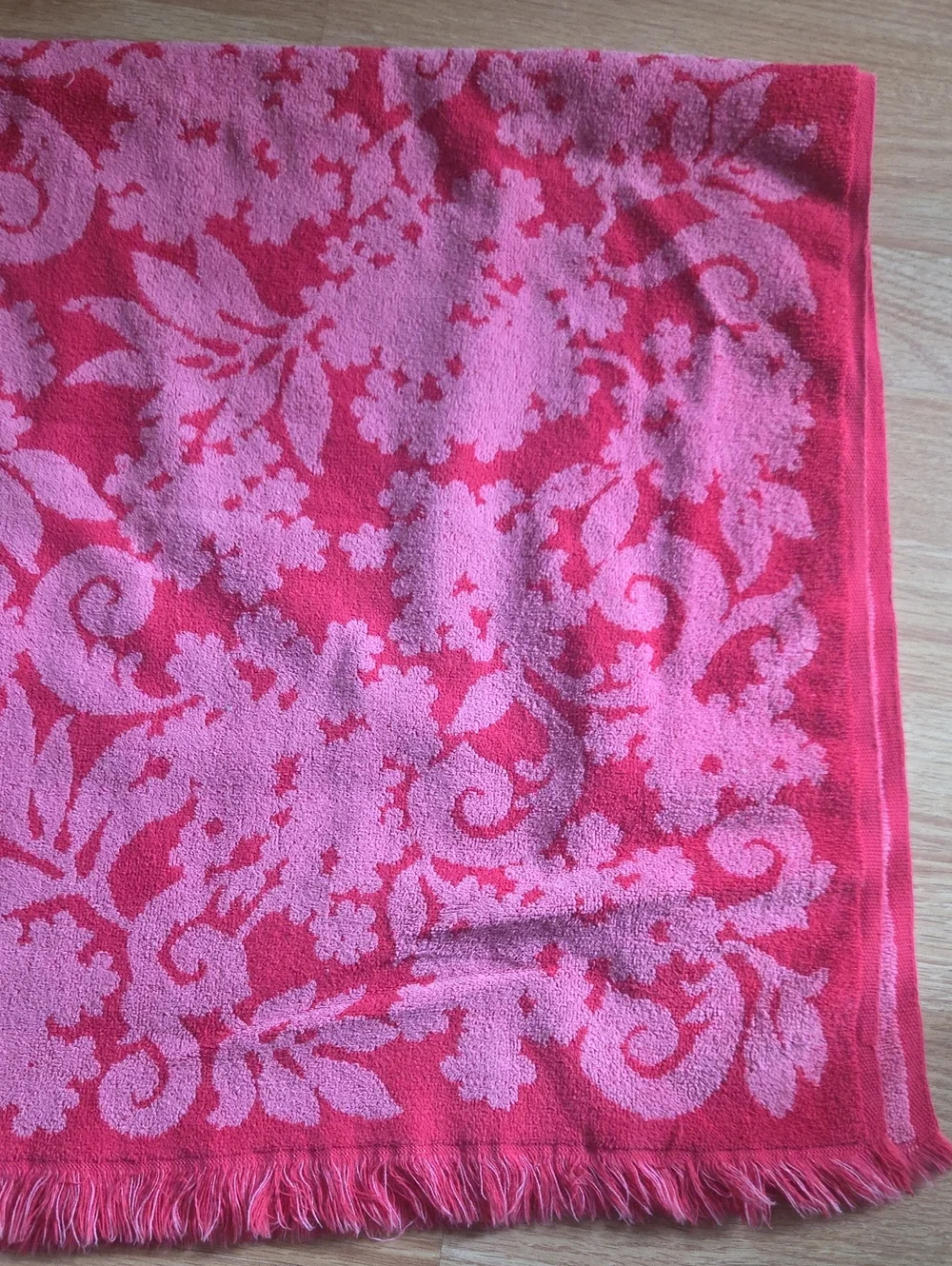 Vintage 1970's Springmaid Pink Jacquard Bath Towel